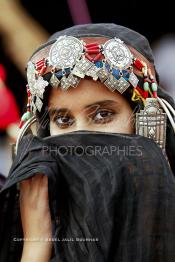 Image du Maroc Professionnelle de  Une jeune fille du désert pose en tenue traditionnelle durant le grand Moussem de Tan Tan. Ce grand rassemblement est organisé dans un site désertique sur lequel la ville de Tan Tan a toujours accueilli la majorité des tribus et des grandes familles nomades du désert lors d'un grand moussem, Samedi 18 septembre 2004. (Photo / Abdeljalil Bounhar)




